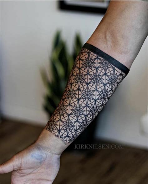 tatuaggio bracciale uomo bicipite|Il tatuaggio bracciale maschile che rende il bicipite ancora più。